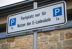 Elektroparkplatz-Schild: Das herkömmliche Parkplatz-Verkehrszeichen wird durch Zusatzzeichen ergänzt.