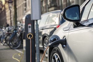 Ein Parkplatz für ein Elektroauto beinhaltet im Normalfall eine Ladestation.