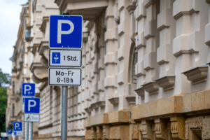 Auch bei einer geringen Höchstparkdauer sollten Sie die Parkscheibe nicht einfach weiterdrehen.