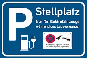 Strafzettel: Wer einen Elektro-Parkplatz widerrechtlich nutzt, muss mit Bußgeldern und Abschleppkosten rechnen.