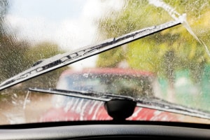 Wie Sie aus der Autoscheibe Kratzer entfernen können - Gängige Methoden und  Tipps gegen verkratztes Glas